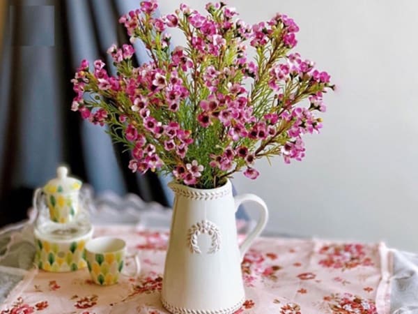 Mẫu cắm hoa thanh liễu hồng để bàn đơn giản