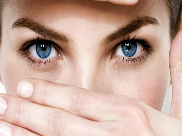 Phụ nữ có tướng mắt sâu là người như thế nào