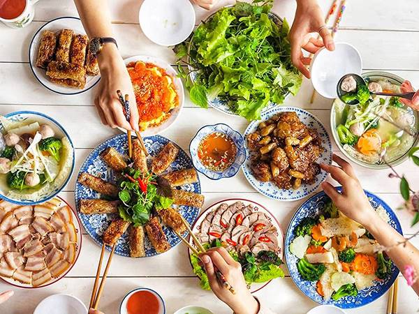 Nằm mơ thấy ăn cỗ báo hiệu điều gì, tốt hay xấu?