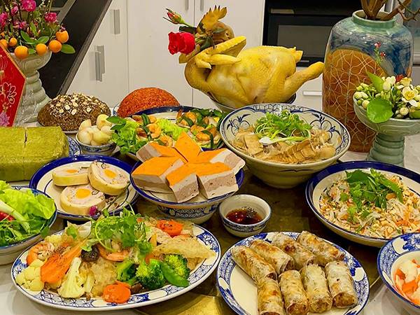 Nằm mơ thấy ăn cỗ báo hiệu điều gì, tốt hay xấu?