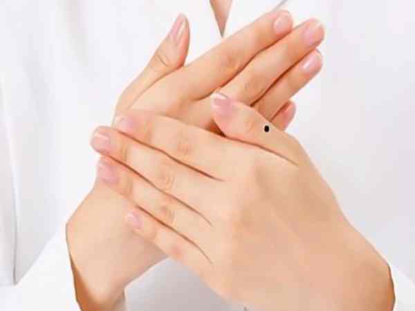 Nốt ruồi ở ngón tay cái nam nữ ý nghĩa gì trong tướng số?