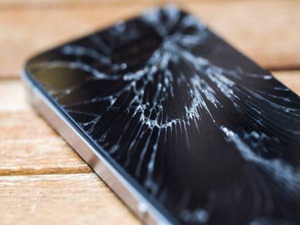 Mơ thấy điện thoại bị vỡ hoàn toàn, không dùng được